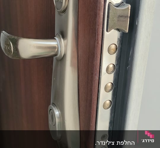 מנעול דלת מתכת עם ידית כסופה ובריחים
